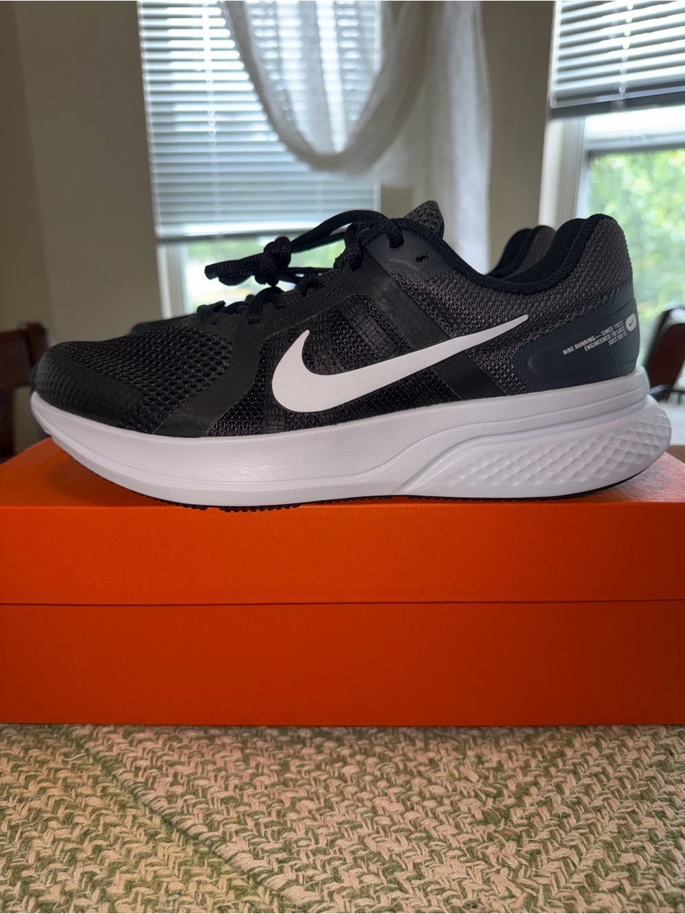 Nike women’s Run swift 2 Black and White Athletic Running Shoe size 9 new!!